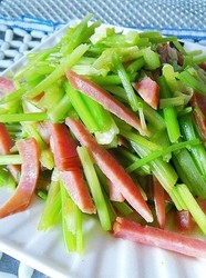 香肠炒芹菜