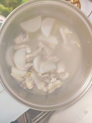 白萝卜炖鸡汤