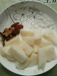 秋润：冰糖炖红枣雪梨