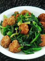 菠菜炒圆子