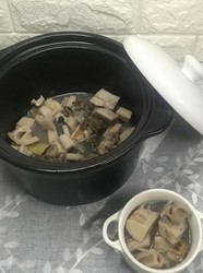 《砂锅莲藕排骨汤》