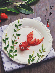 金鱼草莓趣味摆盘