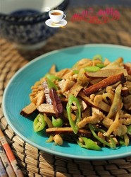杭椒干子榨菜炒鸡丝
