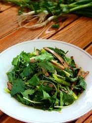 鸡蛋干拌香菜