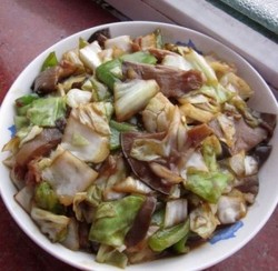 家常圆白菜炒蘑菇