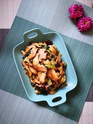 红烧肉炒香菇片