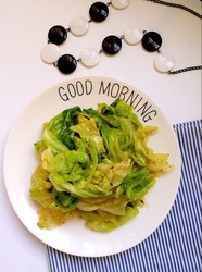 夏季清爽的凉拌包菜