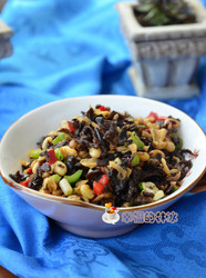 黄豆木耳炒萝卜丁