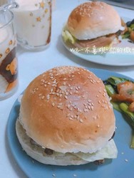 自制猪肉玉米粒汉堡