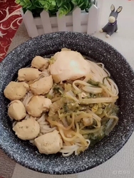 生菜鸡肉丸汤面