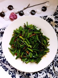 家常肉炒韭菜苔