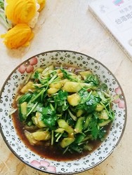 香菜凉拌刀拍黄瓜