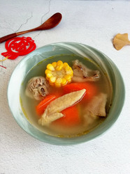 胡萝卜玉米炖鸡汤