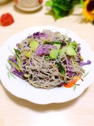 紫甘蓝炒米粉