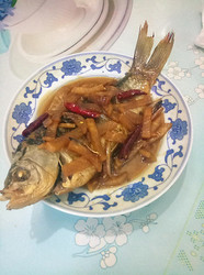 酸萝卜烧鲫鱼