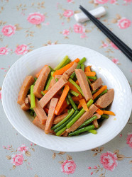 蒜苔胡萝卜炒午餐肉