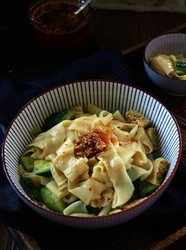 拍黄瓜拌凉皮