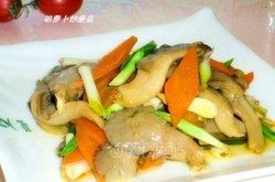 胡萝卜炒蘑菇