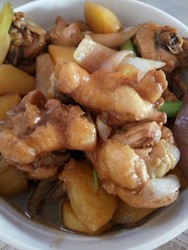 土豆焖翅根