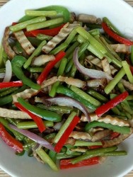 烧肉炒蒜薹豆干