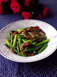 蒜苔炒牛肉丸
