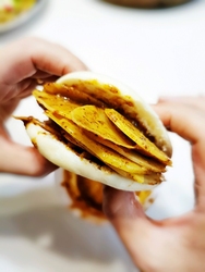 网红小吃：土豆片夹馍