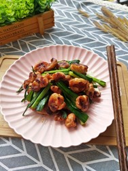 蒜苗煎鸡肉