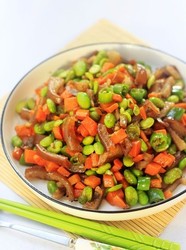 毛豆胡萝卜炒肉皮