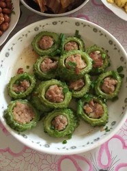 苦瓜“怀抱”猪肉