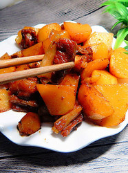 土豆烧脆骨