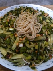 黄瓜小葱凉面