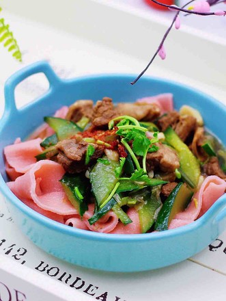 黄瓜牛肉粉嫩扯面