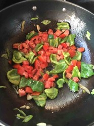 大辣椒炒西红柿