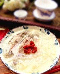 鲫鱼萝卜枸杞汤