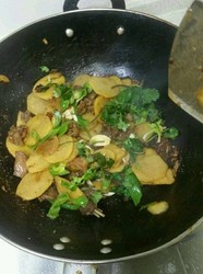 土豆片炒鸡
