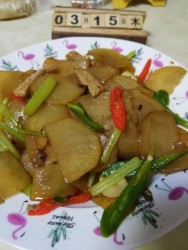 芹菜肉炒土豆片