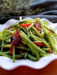 腊肠炒泥蒿