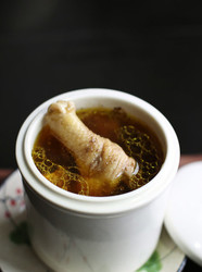 炖土鸡汤