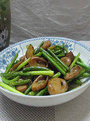 草菇炒蒜苔