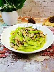 美味减脂餐-芹菜炒香菇