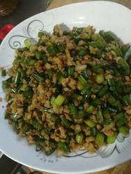 蒜苗炒肉末