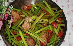 辣椒烤肉炒蒜苔