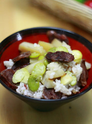 蚕豆腊肠煲仔饭