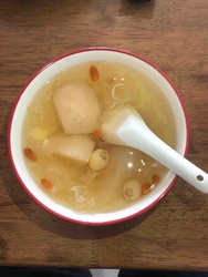 银耳莲子冰糖雪梨枸杞汤