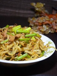 蒜苔肉丝炒饼