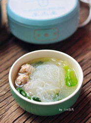 生汆丸子粉丝汤