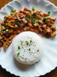 蘑菇火腿肠盖浇饭