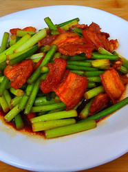 五花肉烧蒜苗