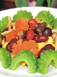 红枣蟹味菇鸡蛋伴苦瓜