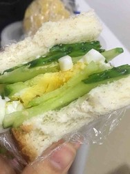鸡蛋黄瓜三明治